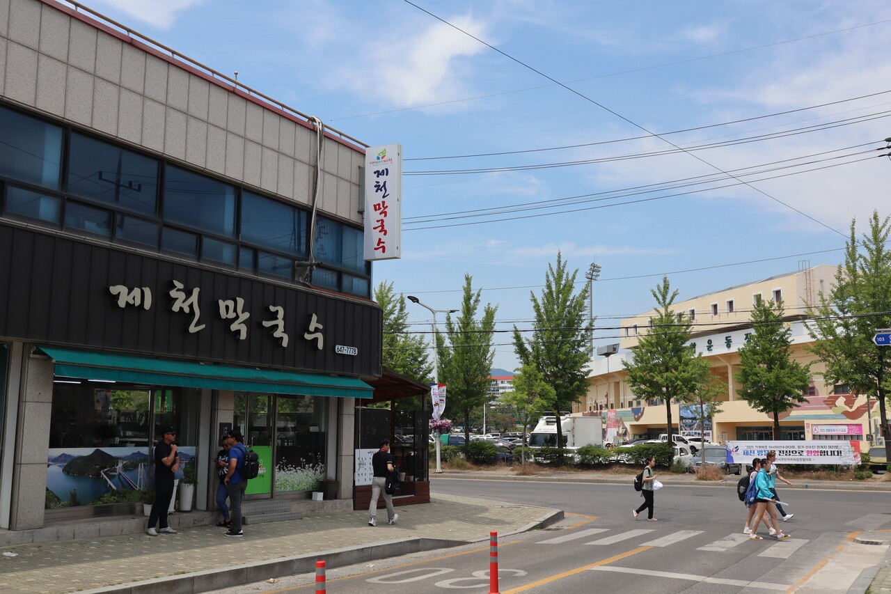 선수단을 비롯한 관계자들이 제천체육관 근처를 돌아다니고 있다. 이들은 근처 편의점이나 식당을 방문했다. 전나경 기자