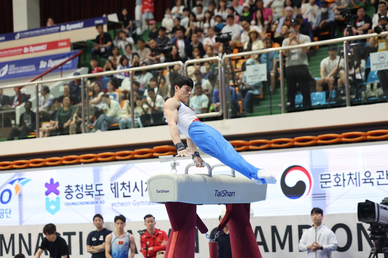 지난 7일 남자 시니어 안마 결승전에서 허웅 선수가 안마 연기를 선보이고 있다. 허웅 선수는 안마 종목에서 은메달을 차지했다. 출처 2025 기계체조 아시아 선수권대회 공식 홈페이지