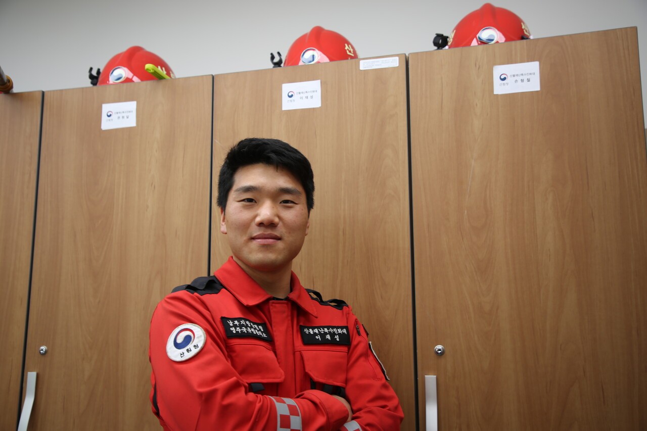 지난 4월, 이재성 씨가 경북 영주에 있는 산림청 남부지방청 영주국유림사무소 사무실에 서 있다. 김여진 기자