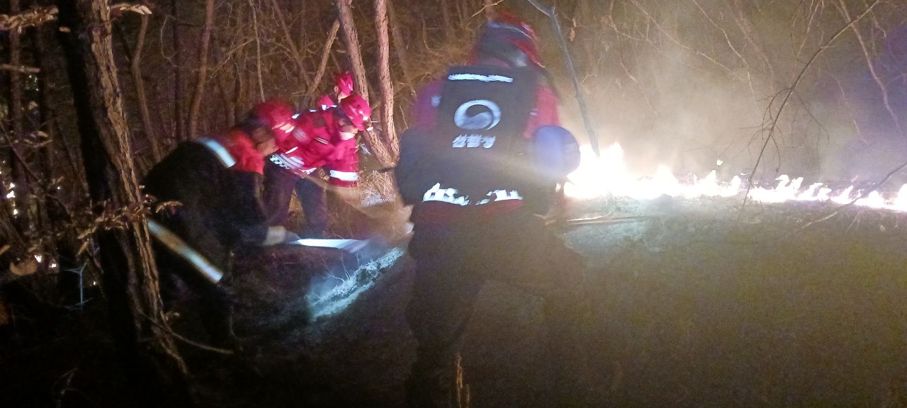 지난 3월 24일, 절골 인근에서 산불진화대원들이 갈퀴를 이용해 방어선을 구축하고 있다. 이재성 제공