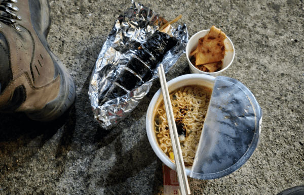 지난 3월 23일, 이재성 씨는 저녁으로 김밥 한 줄과 컵라면 하나를 먹었다. 이재성 제공