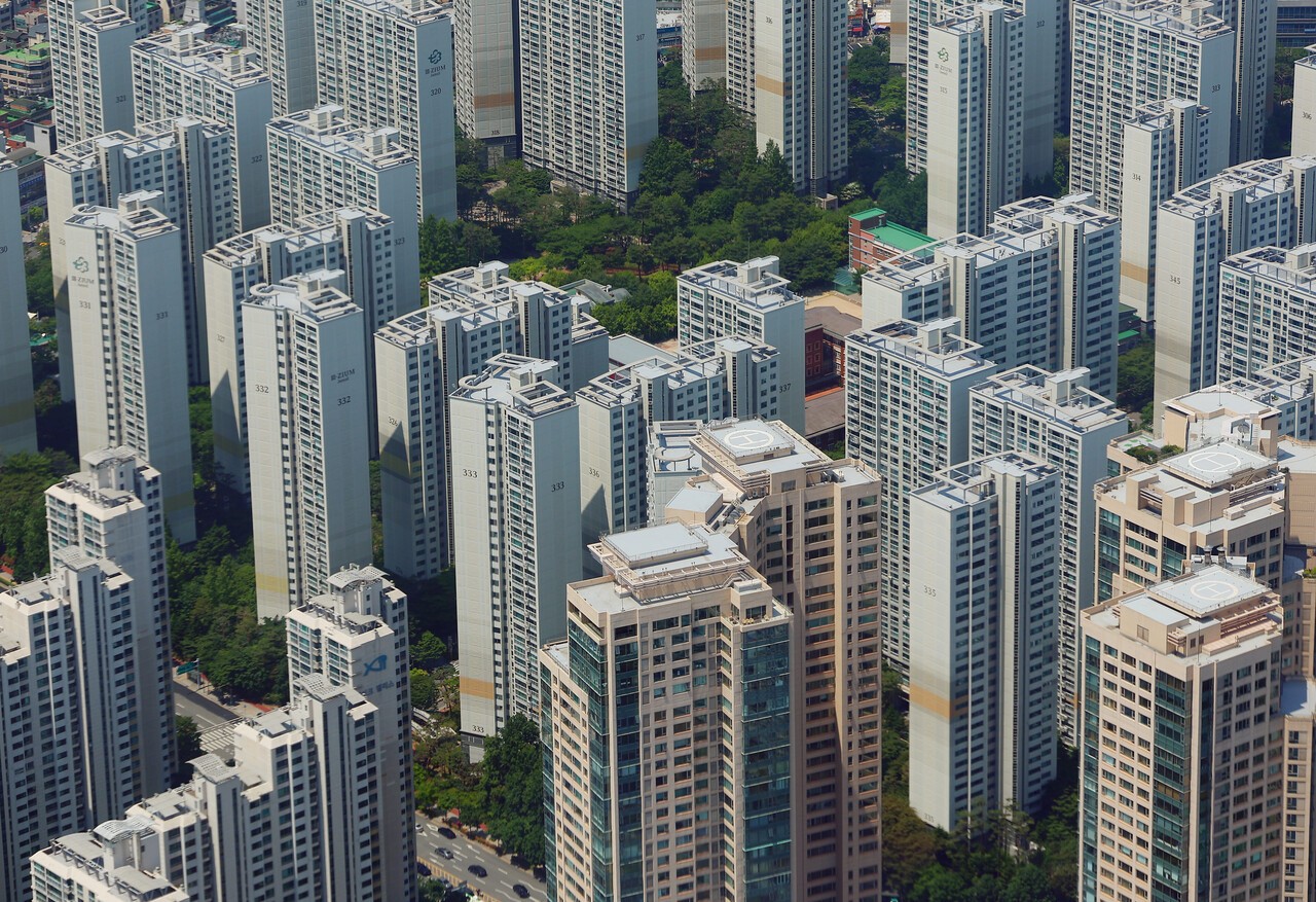 서울 송파구 롯데월드타워에서 바라본 아파트 단지 모습. 연합뉴스