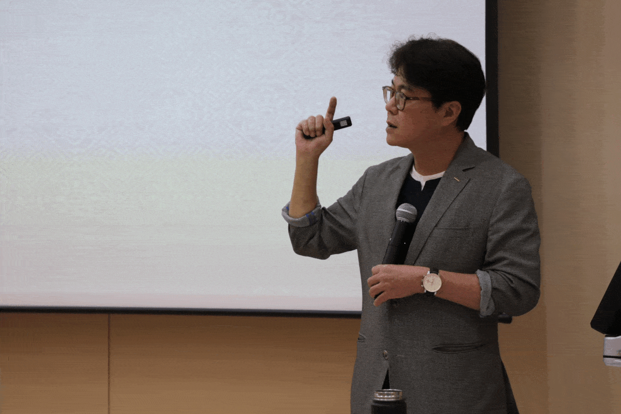 세명대 저널리즘대학원 안수찬, 김민식 교수가 예비언론인캠프에서 강의를 하고 있다. 전설 기자