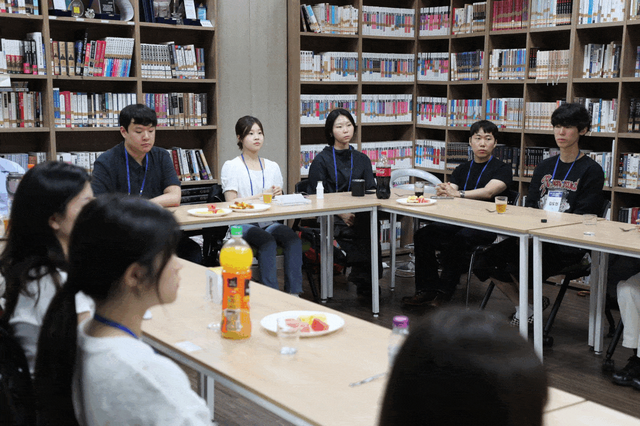 예비언론인캠프 참가자들이 ‘분반 대화’ 시간에 담당 교수와 대화하고 있다. 전설 기자