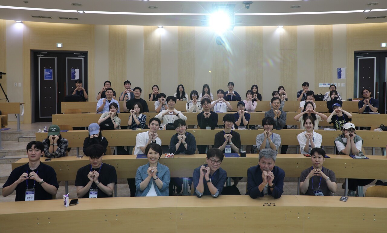 캠프의 모든 일정이 끝나고 참가자들이 기념사진을 찍고 있다. 전설 기자