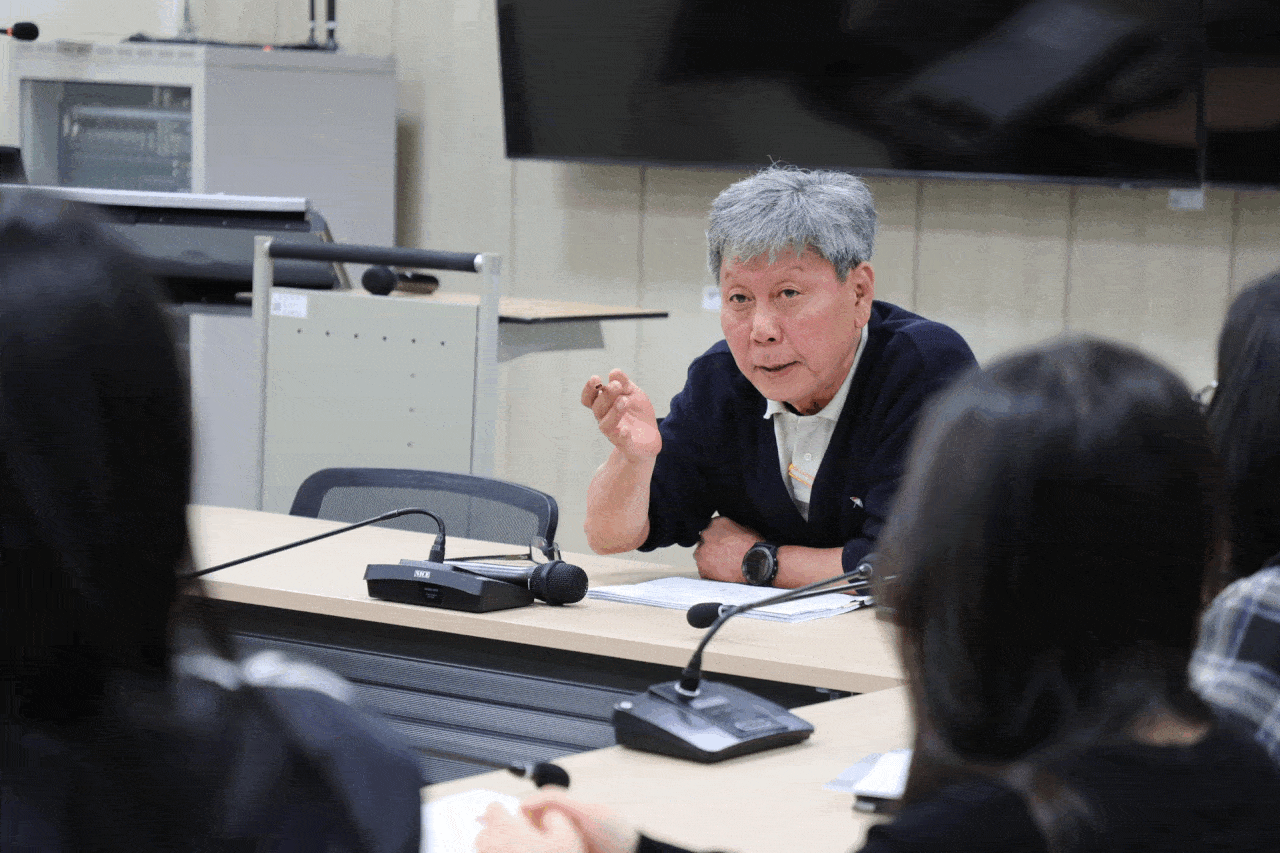 분반 대화 시간에 교수진이 참가자들의 질문에 답하고 있다. 전설 기자