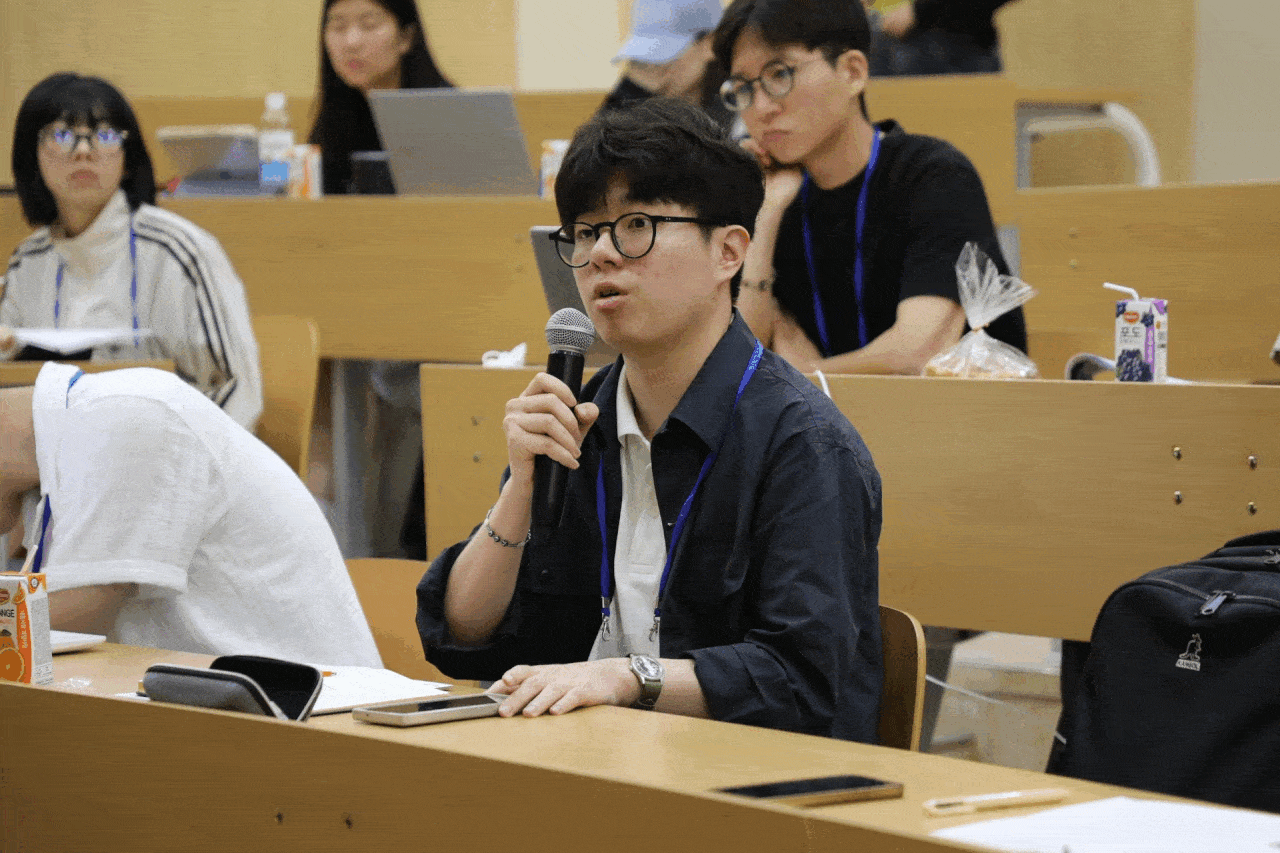 예비언론인캠프 참가자들이 둘째 날 강의에서 질문하고 있다. 전설 기자