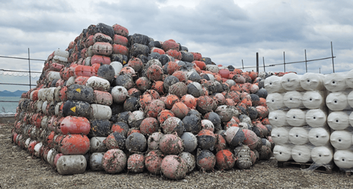 전남 여수시 돌산읍 해안가에 쌓여 있는 인증부표들. 왼쪽은 재사용을 목적으로 보관해 둔 부표들이며, 오른쪽 흰 부표는 새것이다. 인증부표는 대부분 스티로폼보다 단단하지만, 이 가운데도 쉽게 부스러지는 제품이 있다. 박현석 기자