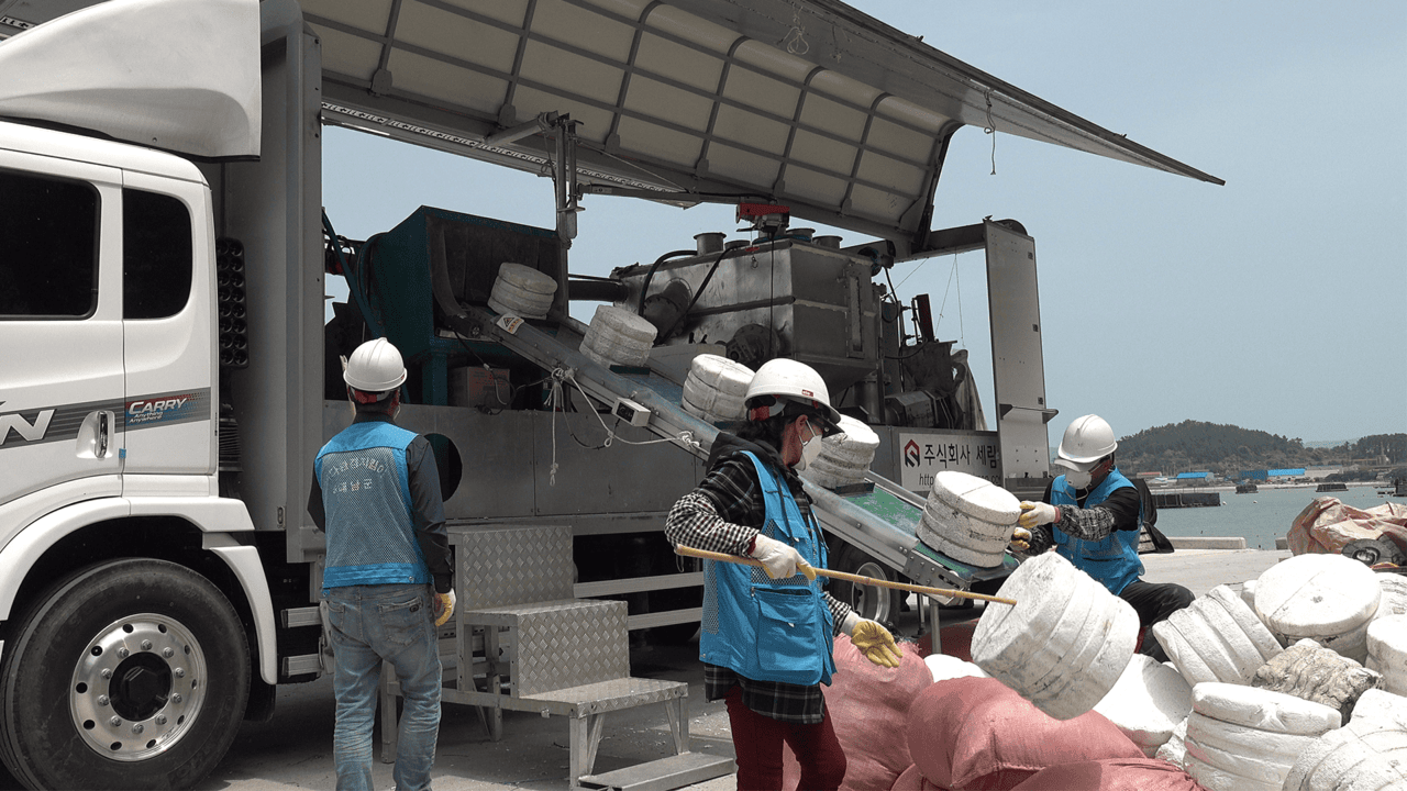 전남 해남군 송지면 바다환경지킴이들이 군에서 운영하는 이동식 폐스티로폼 감용기에 발포형 부표들을 넣고 있다. 김민성 기자