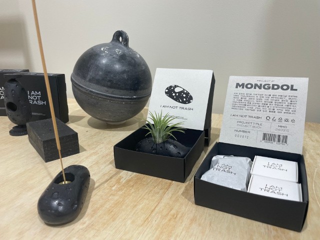 검은 플라스틱 부표를 분쇄하고 압출하는 공정 등을 거쳐 만들어낸 몽돌 오브제. 간세팩토리 제공