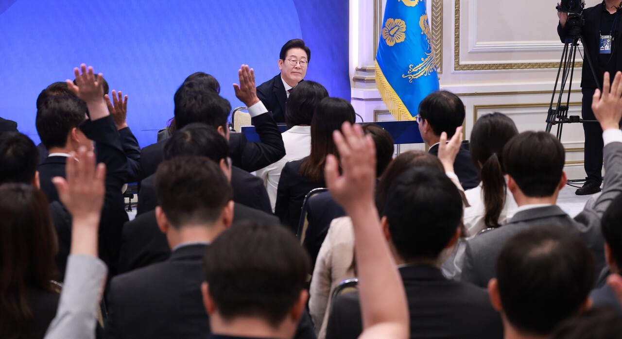 이재명 대통령이 지난 3일 청와대 영빈관에서 열린 '언론이 묻고 국민에게 답하다' 기자회견에서 기자들의 질문을 받고 있다. 연합뉴스