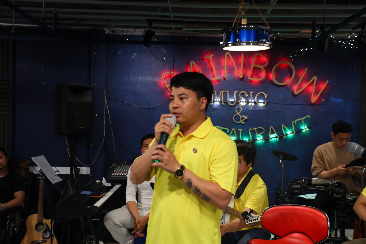 지난 5월 17일, 미얀마인들로 구성된 ‘레인보우 밴드’의 공연이 시작되기 전, 조산 씨가 관객들에게 모금을 부탁하고 있다. 손현하 기자