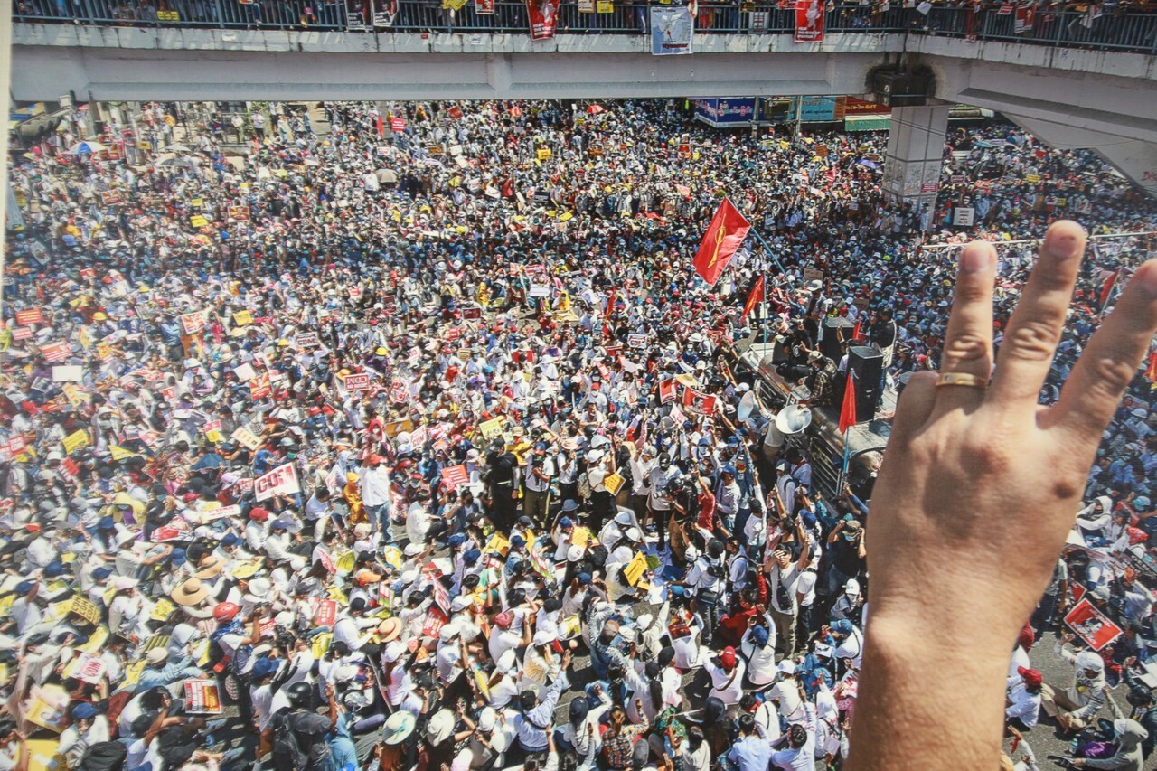 인천시 계양구에 위치한 미얀마인 복지 센터 ‘VOM센터’에 걸려있는 사진. 시위 참가자가 미얀마 항쟁의 상징인 세 손가락을 펼치고 있다. 세 손가락 포즈는 영화 ‘헝거 게임’의 주인공이 가상의 독재 국가에 저항하는 의미로 사용했다. 손현하 기자