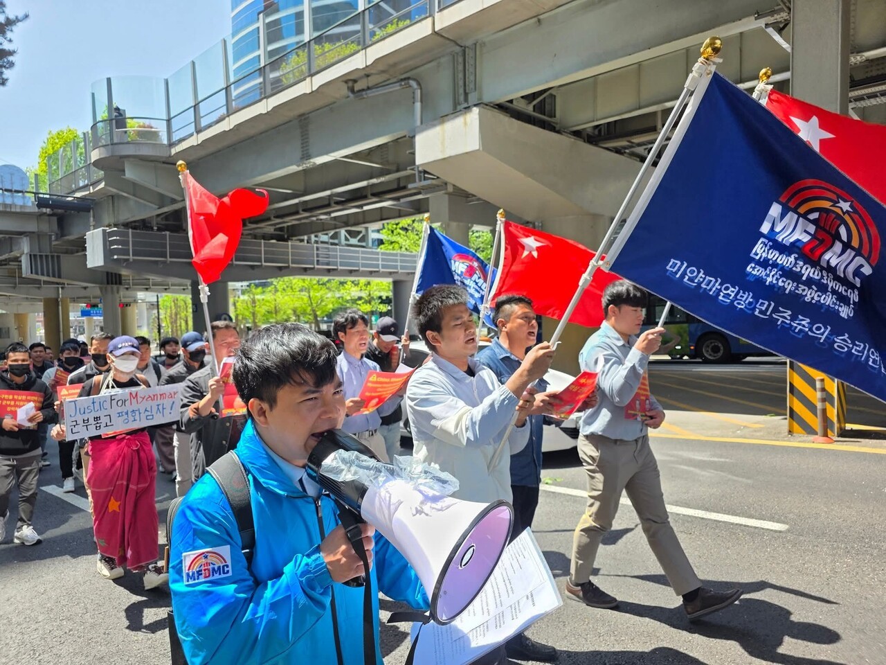 지난 5월 4일. 미얀마 군부를 지원하는 중국 규탄 시위에서 조산 씨가 구호를 외치고 있다. 조산 씨 제공