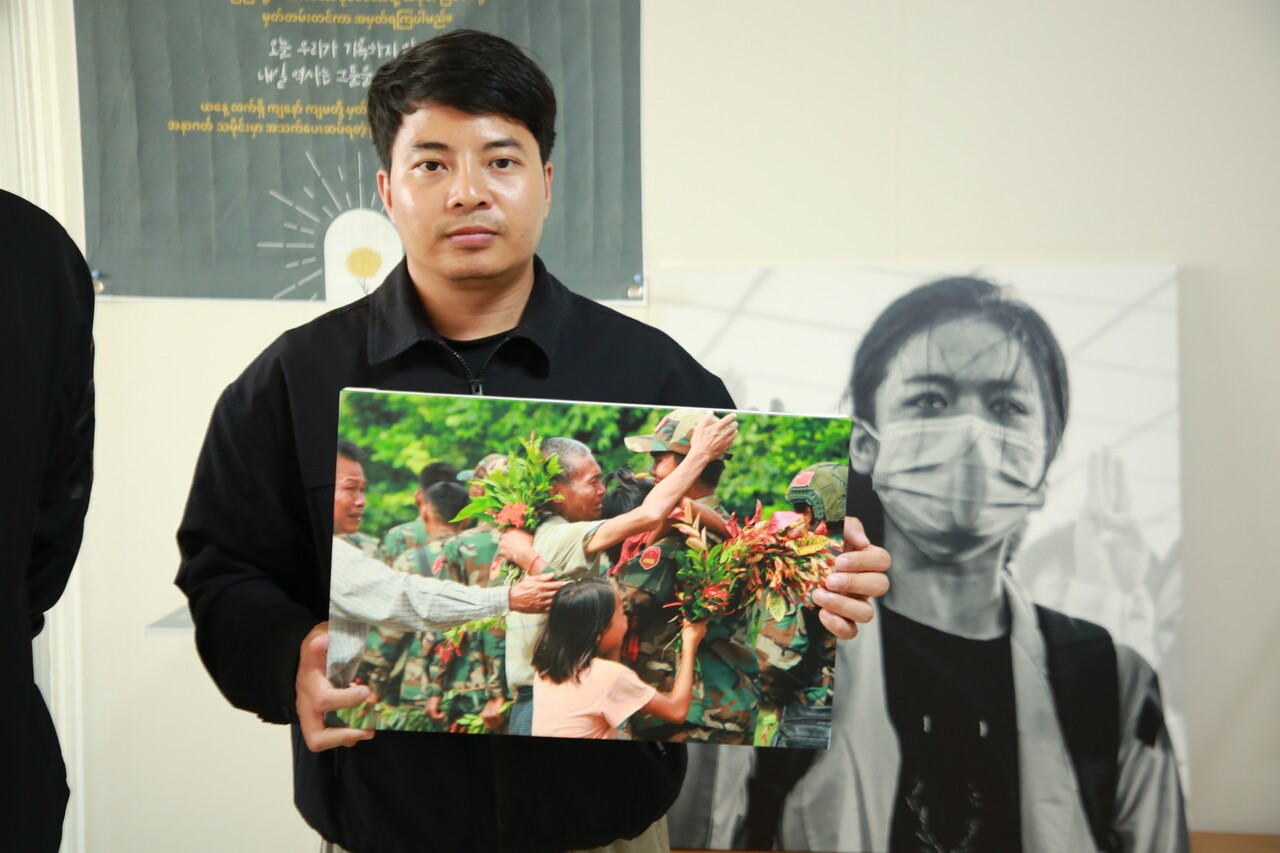 전투에서 복귀한 인민방위군 아들을 가족들이 반기는 사진을 들고 있는 조산 씨. 그는 