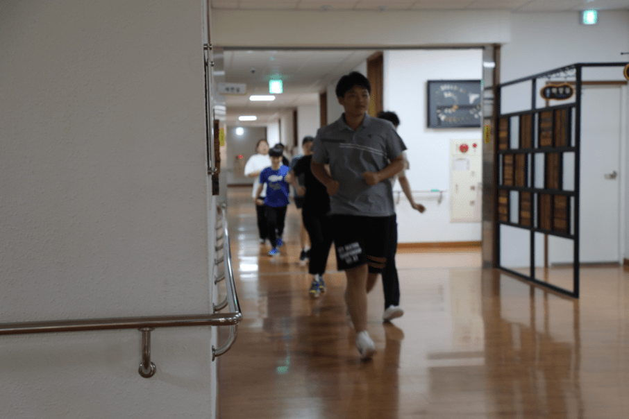 지난달 9일 청암학교 역도부 선수들이 복도에서 몸을 풀기 위해 달리기를 하고 있다. 사진 황두길