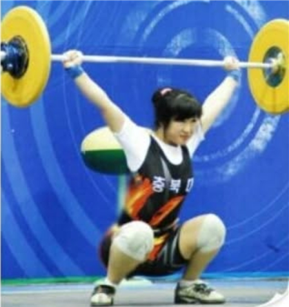 강은미 코치가 21살 때 충북대학교 유니폼을 입고 출전한 전국 역도 선수권대회에서 바벨을 들어 올리고 있다. 강은미 코치 제공