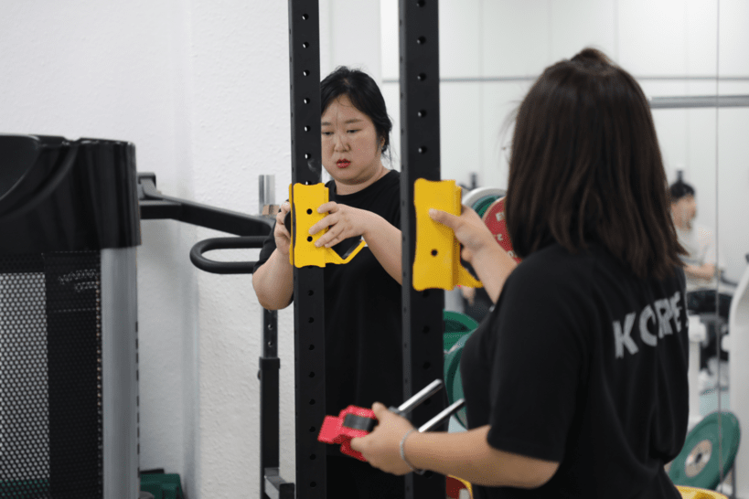 강은미 코치가 유우정 선수와 함께 역도 기구를 조정하고 있다. 사진 황두길