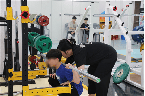 지난달 9일 강은미 코치가 C 선수(14)의 스쿼트 자세를 교정해주고 있다. 황두길 기자