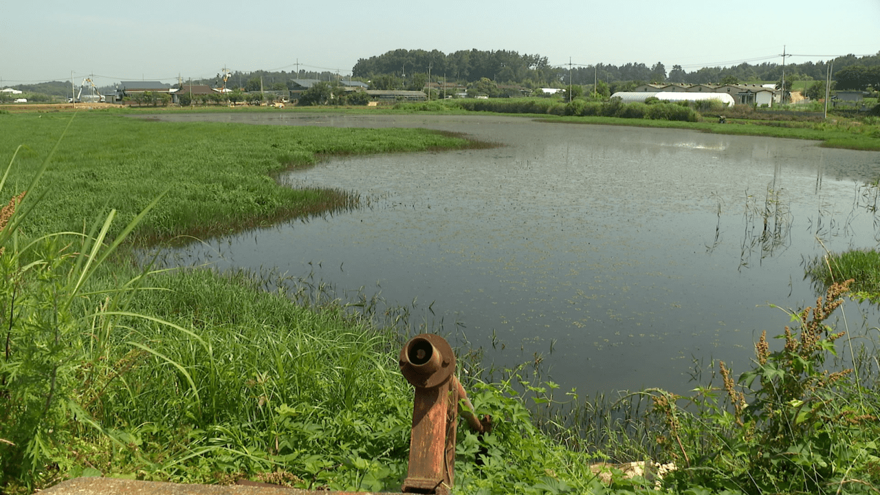 전남 나주시 노안면 장동리의 내동저수지 주변으로 농경지와 마을이 자리잡고 있다. 저수지에서 물을 끌어 올리는 펌프가 붉게 녹이 슨 채 방치되어 있다. 양현승 기자