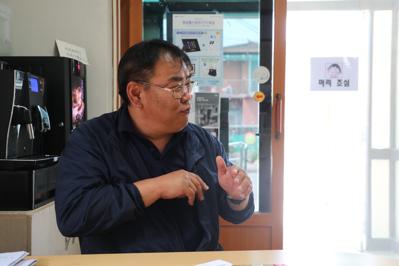 이재호(55) 씨가 지난 5월 31일 충북 제천시 명동 수어통역센터에서 수어로 대화하고 있다. 심은진 PD