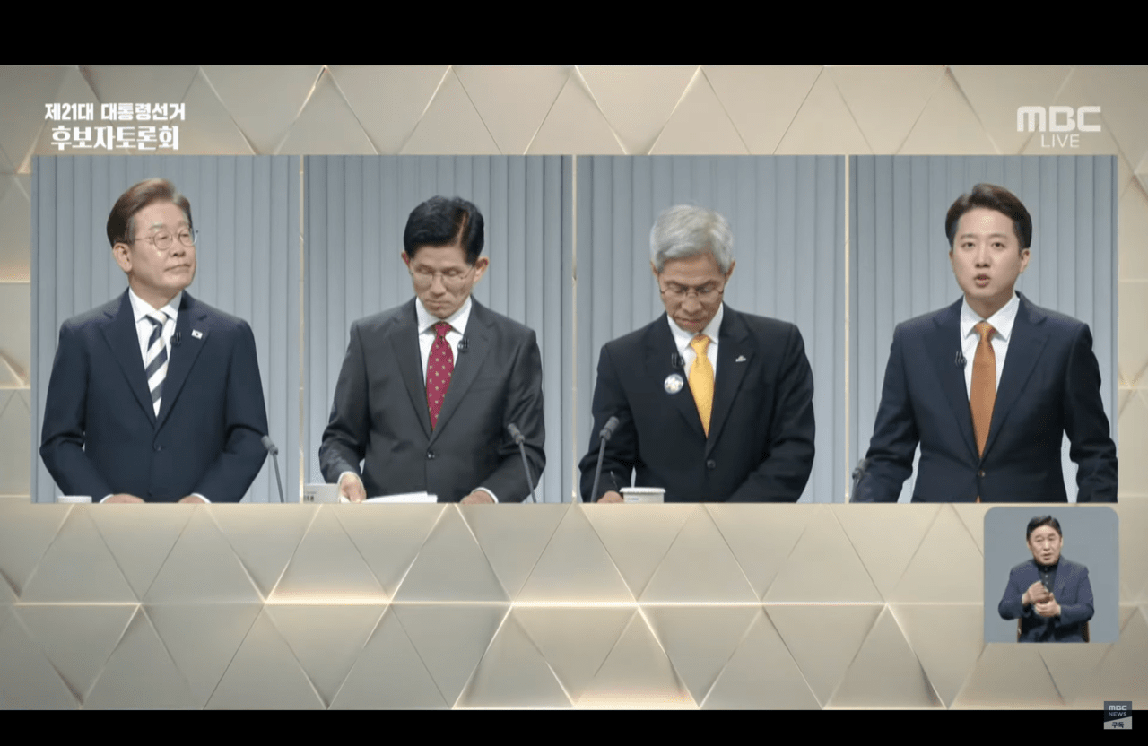 지난 5월 23일 열린 제21대 대통령 선거 2차 TV 토론회 장면이다. 화면 오른쪽 아래에 있는 한 명의 수어 통역사가 사회자 1명, 후보자 4명의 발언을 혼자 통역하고 있다. MBCNEWS 유튜브 화면 갈무리