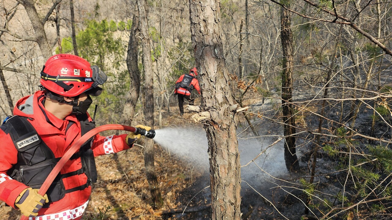 지난 3월 25일 오전 10시, 경북 의성 안평면 기도리의 한 야산에서 특수진화대원들이 25mm 호스를 이용해 산불을 끄고 있다. 이재성 씨 제공
