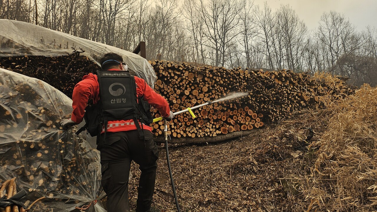 지난 3월 25일 오후 4시, 경북 의성군 안평면 기도리의 민가에서 진화대원들이 예방 살수 작업을 하고 있다. 이재성 씨 제공