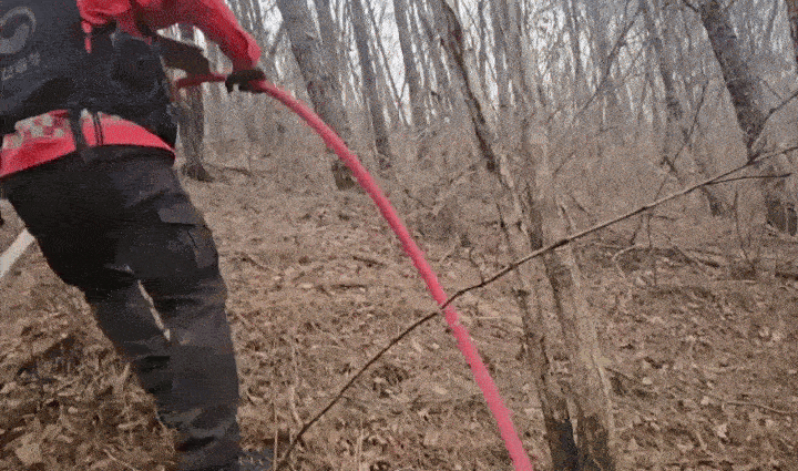 지난 3월 25일 오후 1시, 경북 의성 안평면 기도리의 한 야산 초입의 경사로에서 특수진화대원들이 호스를 이용해 산불을 끄고 있다. 이재성 씨 제공