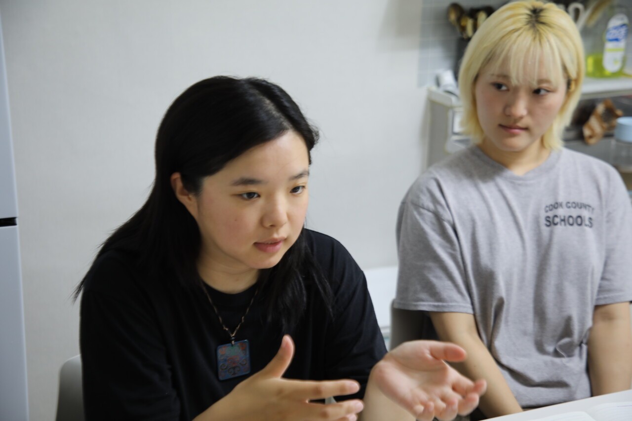 청년기후긴급행동의 강은빈(왼쪽), 수아 활동가가 지난달 20일 강원도 삼척시의 사무실 겸 숙소에서 지역 활동을 시작하게 계기와 향후 계획을 설명하고 있다. 손현하 기자