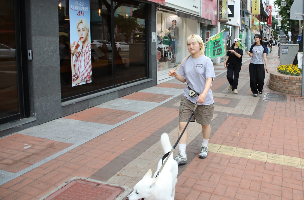 수아 활동가가 반려견 호밀이를 데리고 삼척 시내를 걷고 있다. 뒤편에 강 활동가(왼쪽)와  사회체험학습 중인 제천간디학교 안민 학생이 따라 걷고 있다. 손현하 기자