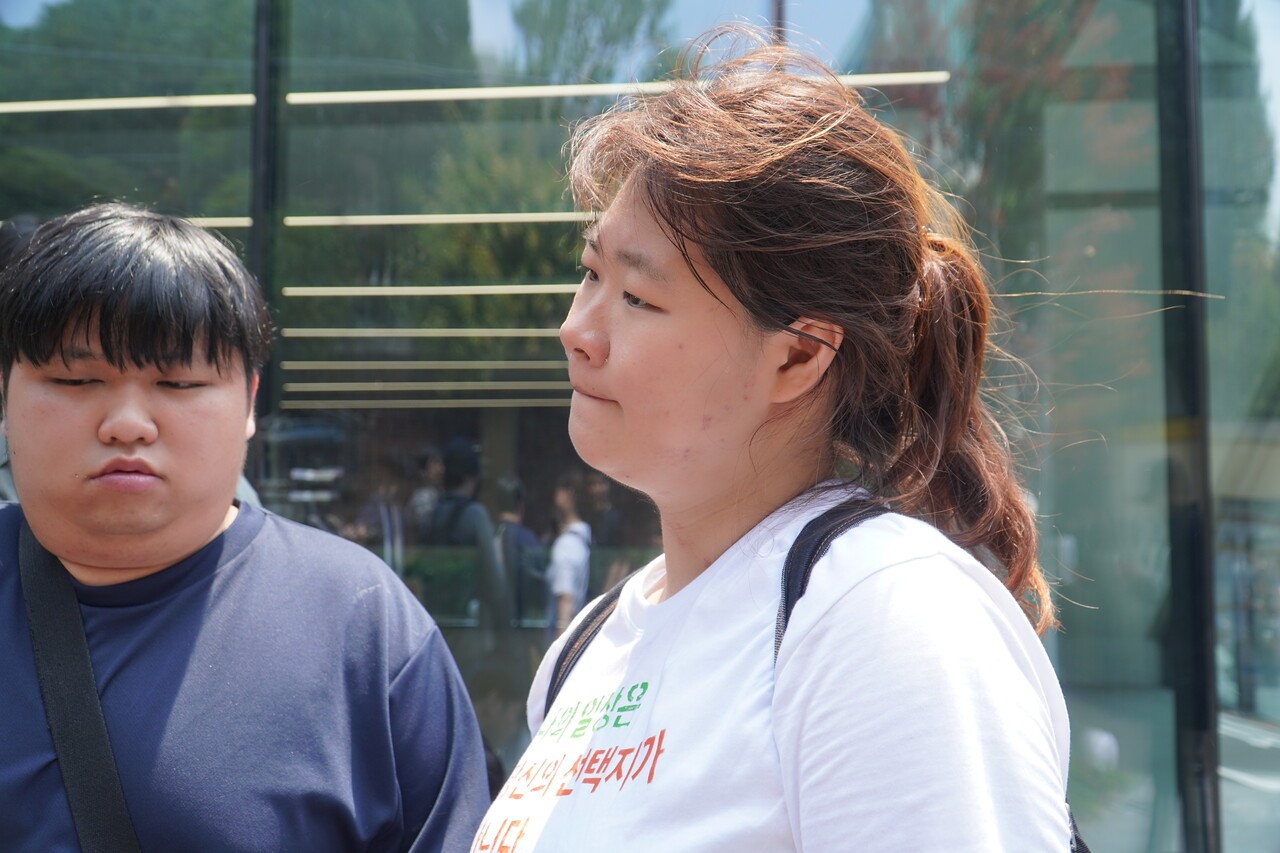 투표보조 요청이 거절된 뒤, 박연지 씨가 사직동 투표소 앞에서 동료들과 이야기를 나누고 있다. 최진주 PD