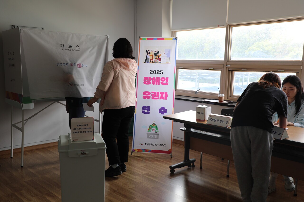 지난 5월 27일 청주시장애인복지회관에서 장애인을 대상으로 모의투표를 진행하고 있다. 심은진 PD