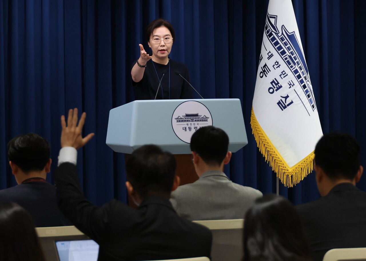 지난 6일 강유정 대변인이 용산 대통령실 기자회견장에서 질문을 받고 있다. 출처 연합뉴스