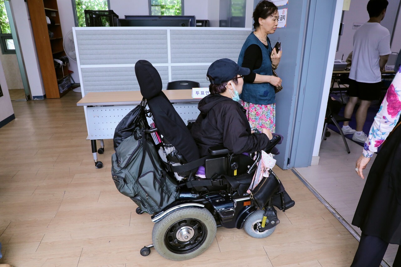 지난 5월 30일 이수미 씨가 이화동 사전투표소에서 활동지원사와 함께 투표 순서를 기다리고 있다. 전설 기자