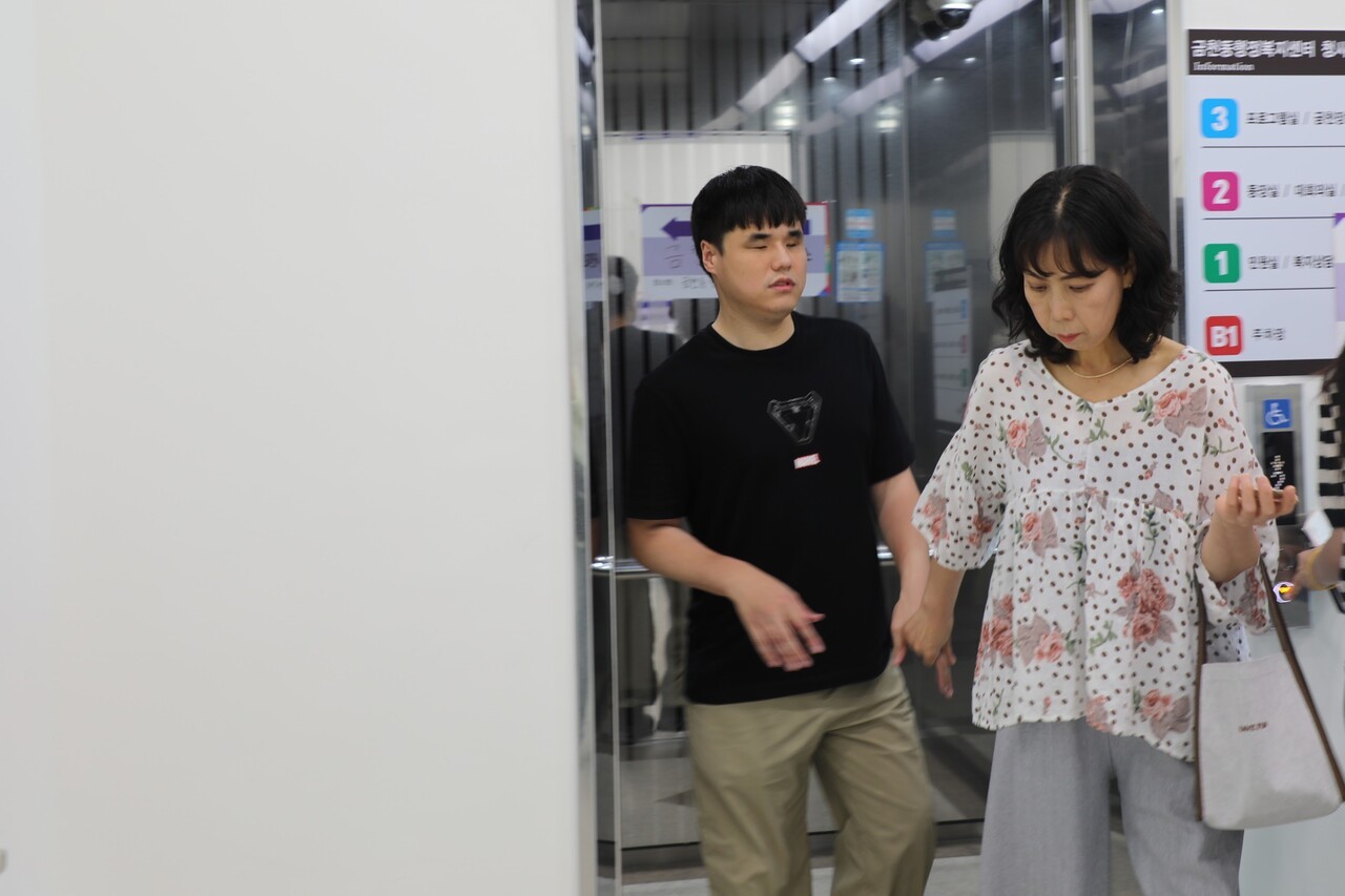 지난 5월 29일 박건우(왼쪽) 씨가 활동지원사와 함께 충북 청주시 상당구 금천동 사전투표소로 향하고 있다. 심은진 PD