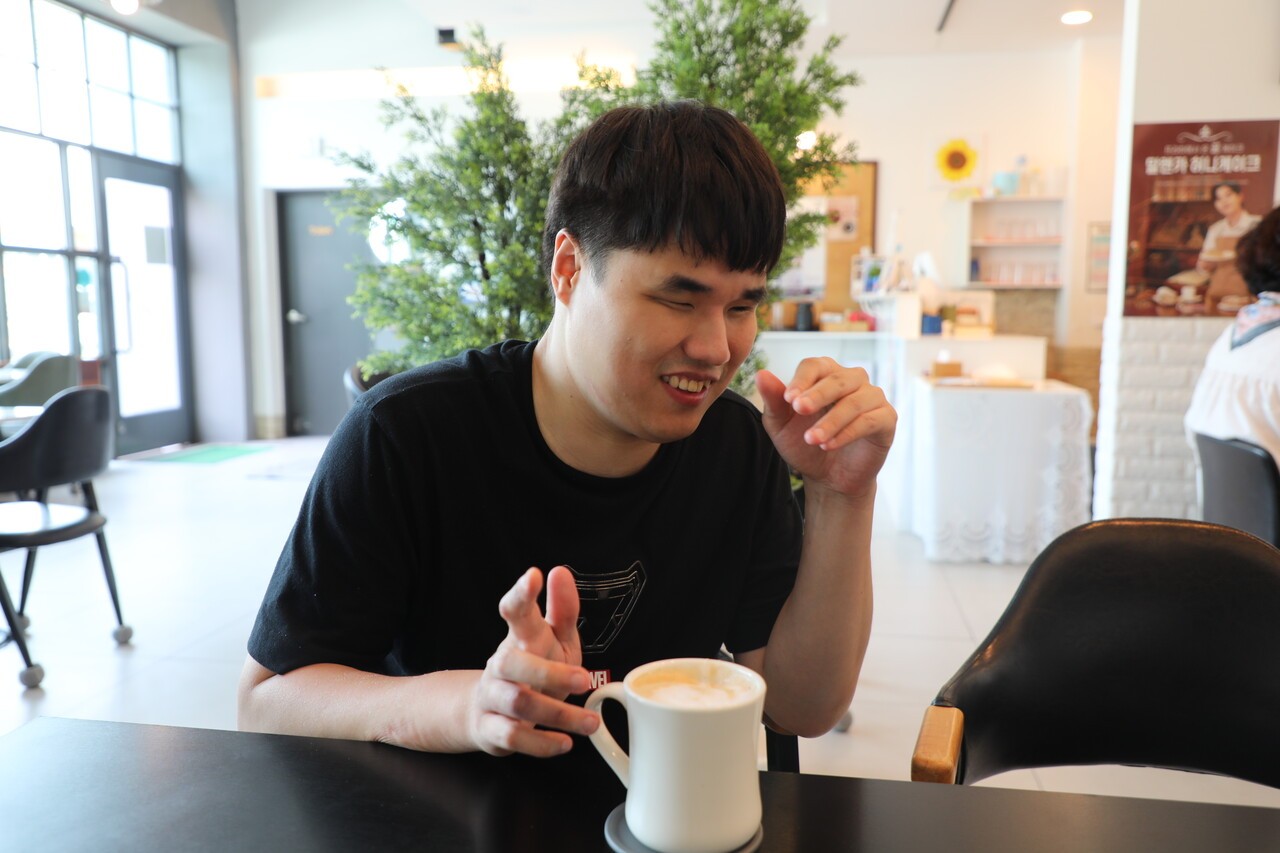 지난 5월 29일 박건우(29) 씨가 충북 청주시 상당구 금천동의 한 카페에서 단비뉴스와 인터뷰하고 있다. 심은진 PD