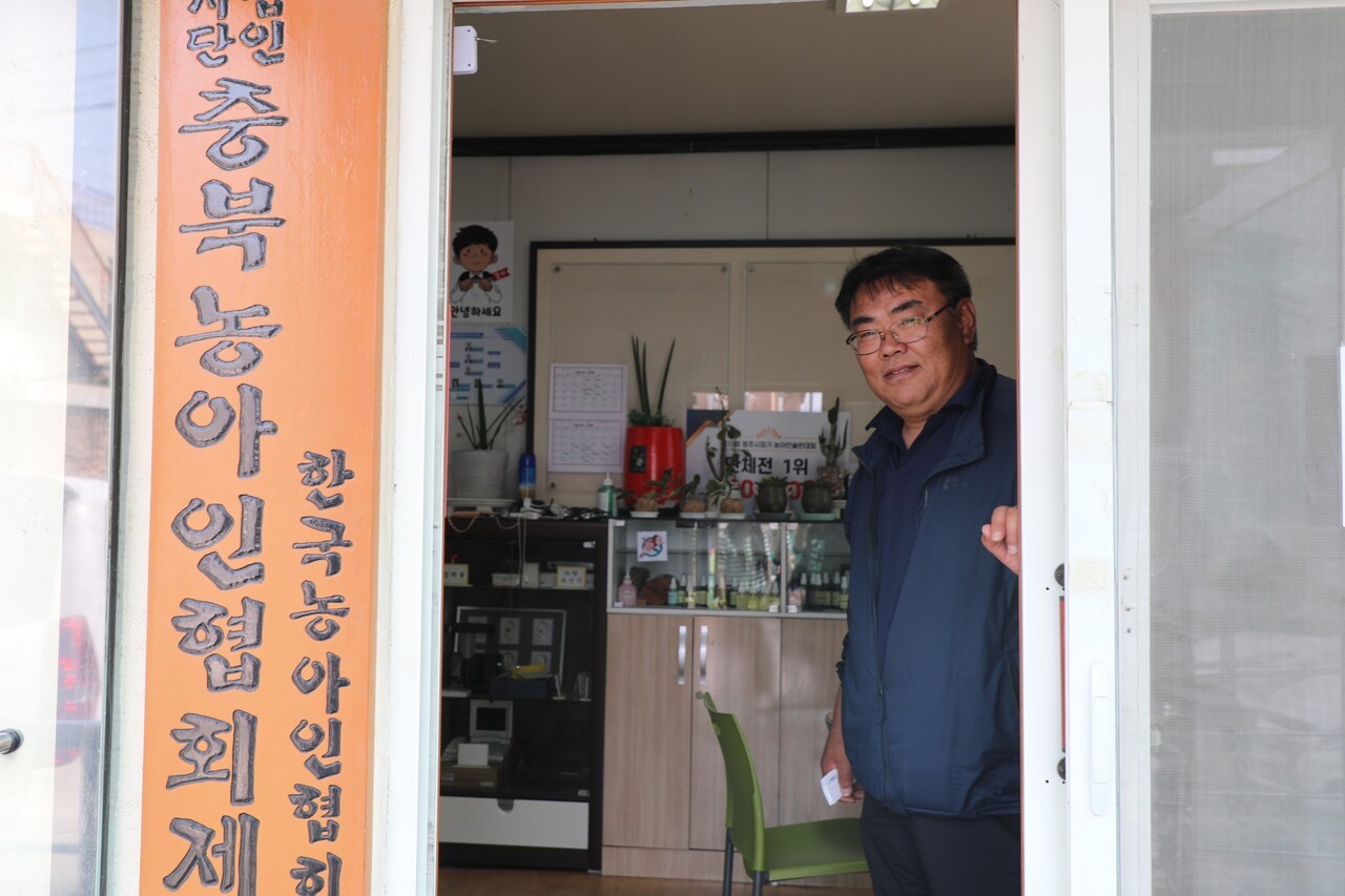 지난 5월 30일 이재호(55) 씨가 충북 제천시 수어통역센터 앞에 서 있다. 심은진 PD