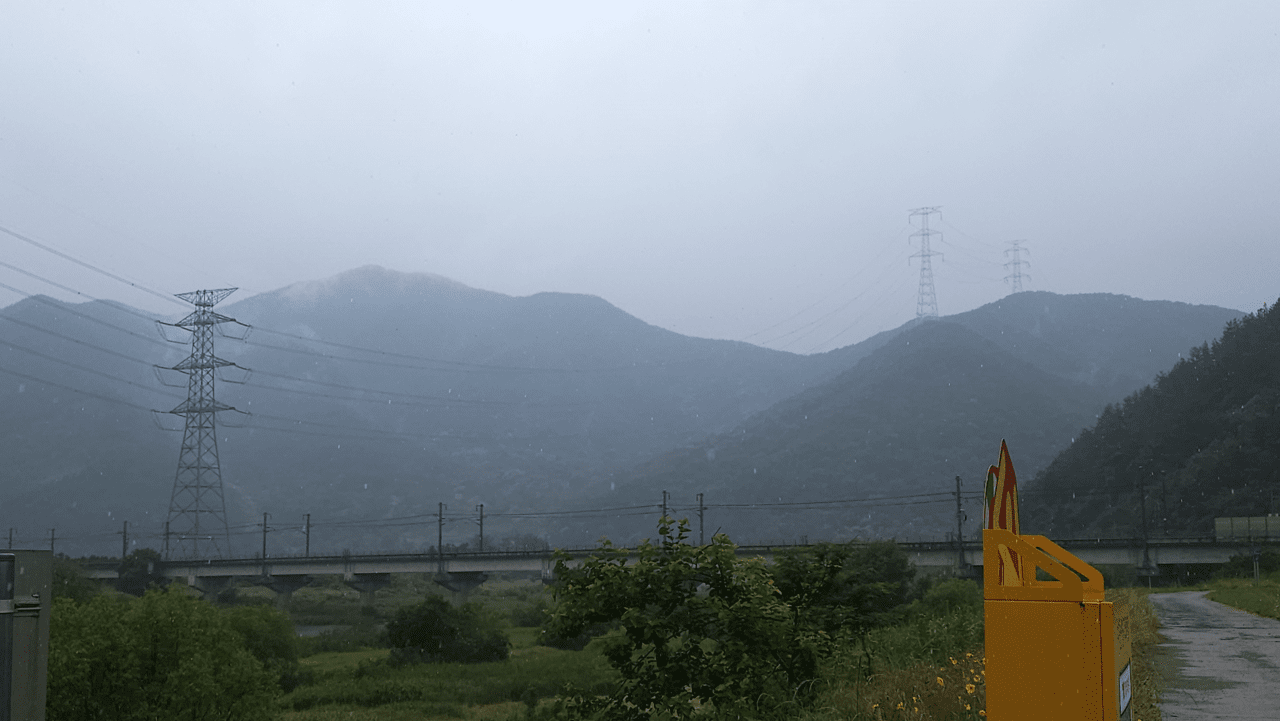 경남 밀양시 상동면의 논밭을 지나는 초고압 송전탑. 해안지대 등의 발전소에서 생산한 전기를 수도권으로 보내기 위해 국토 곳곳에 세운 송전탑을 둘러싸고 전자파와 소음, 경관 훼손, 자산가치 하락을 우려한 주민의 반발로 많은 갈등이 벌어졌다. 하미래 기자