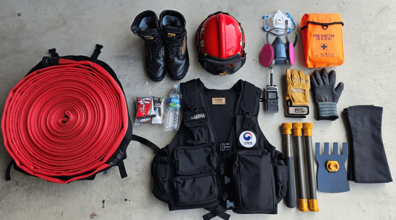 산불재난특수진화대가 산불 진화 작전에 투입될 때 지니는 개인 장비. 이재성 씨 제공