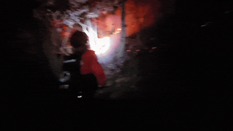 3월 27일 오후 10시 30분, 경북 안동시 일직면 원호리의 한 야산에서 호스를 이용해 산불을 진화하고 있는 이재성 씨의 모습이다. 이재성 씨 제공