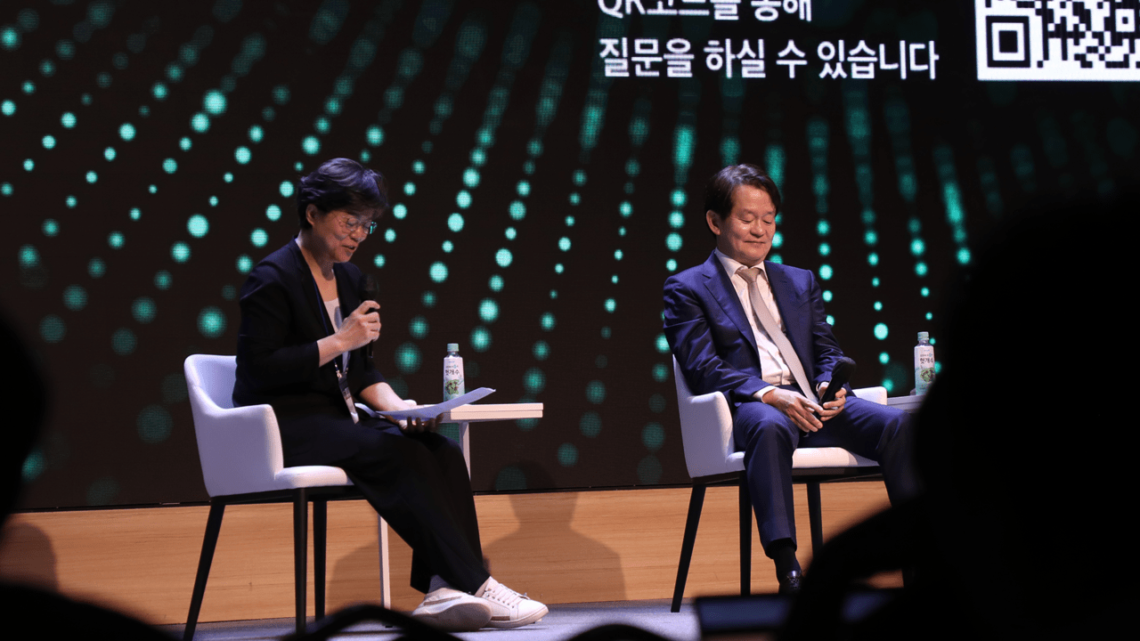 지난 3일, 이희정 미디어오늘 대표(왼쪽)가 컨퍼런스의 1일 차 키노트 연설을 맡은 박장희 중앙일보 대표와 대담을 진행하고 있다. 김예은 기자