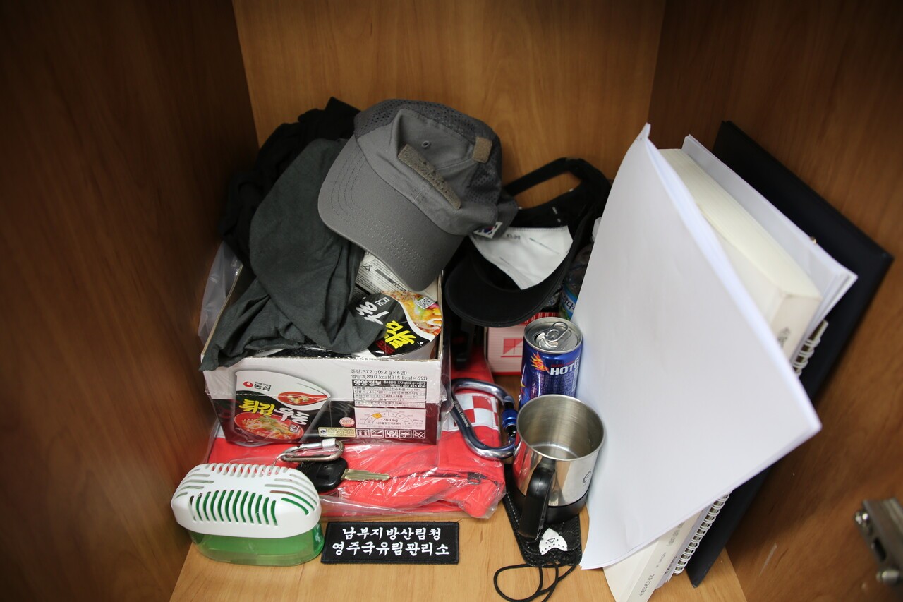 경북 산불이 끝난 지난 4월 촬영한 재성 씨의 사물함 안이다. 컵라면과 에너지드링크 등이 들어 있다. 김여진 기자