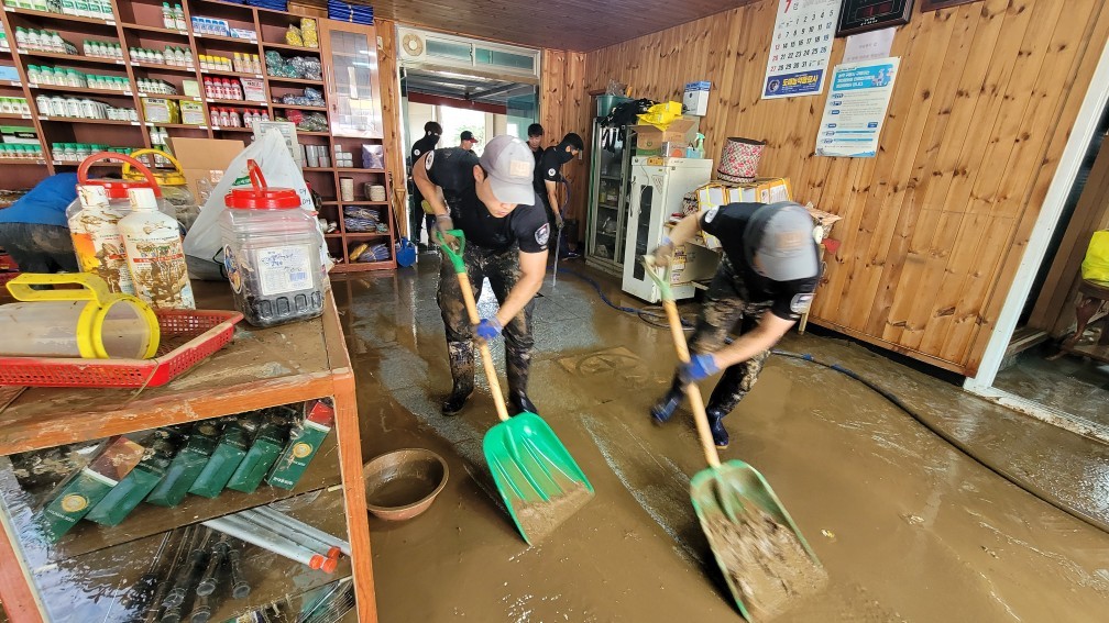 7월 20일 경남 산청 신안면의 한 가게에서 영주국유림관리소 산불재난특수진화대원들이 수해 복구 작업을 벌이고 있다. 이재성 씨 제공