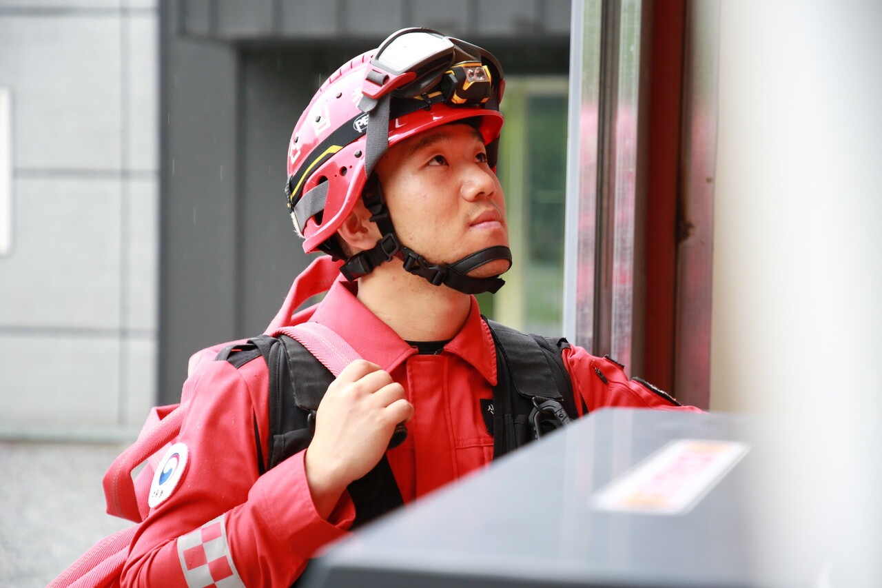 재성 씨가 산불진화장비를 착용하고 고성능 산불진화차를 올려다보고 있다. 김여진 기자