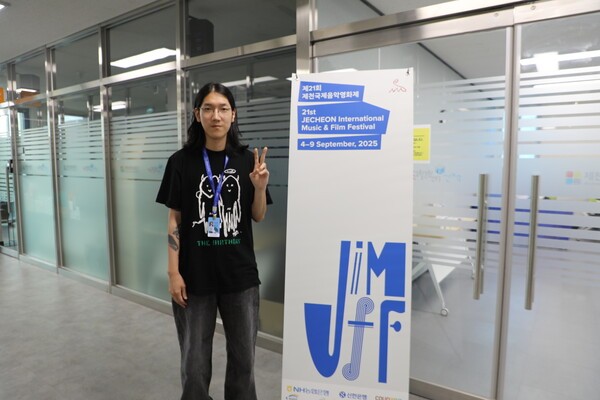 지난 6일 뉴탤런트 부문에 출품한 김이미르(31) 감독이 하소생활문화센터 산책 인터뷰 룸 앞에서 포즈를 취하고 있다. 이예진 기자