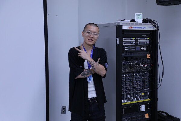 지난 8일 이성봉(29) 감독이 하소생활문화센터 산책 인터뷰 룸 내 음향기기 옆에서 포즈를 취하고 있다. 송채은 기자