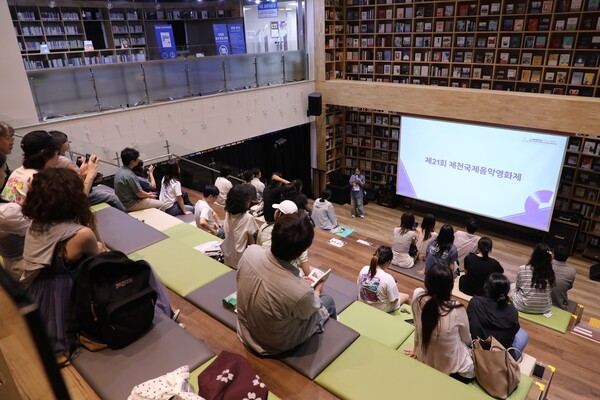 지난 7일 하소생활문화센터 산책에서 영화제 자원봉사자가 히든트랙 ‘클리어’ 상영 전 안내를 하고 있다. 송채은 기자