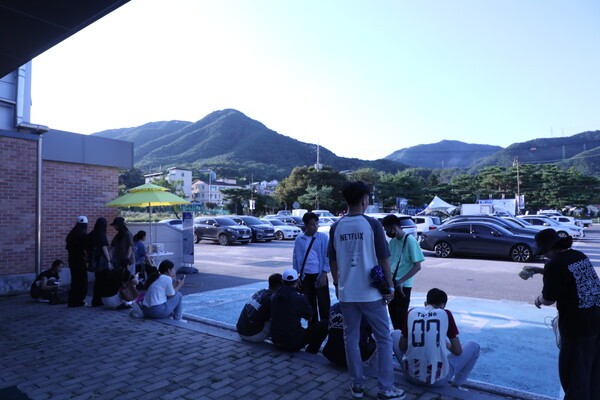 지난 5일 의림지솔밭공원 셔틀버스 정류장에서 베트남 국적과 라오스 국적의 세명대학교 한국어 연수생 13명과 지도교사가 정류장 인근 바닥에 앉아 셔틀버스를 기다리고 있다. 이예진 기자