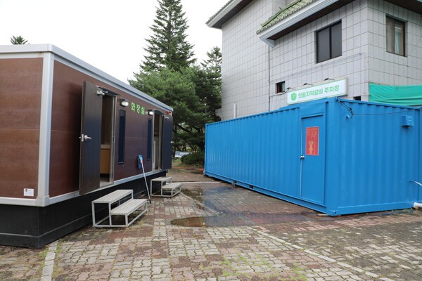 의림지솔밭공원에 마련된 여자 샤워실 컨테이너가 남자 화장실 입구 맞은편에 설치돼 있다. 이예진 기자